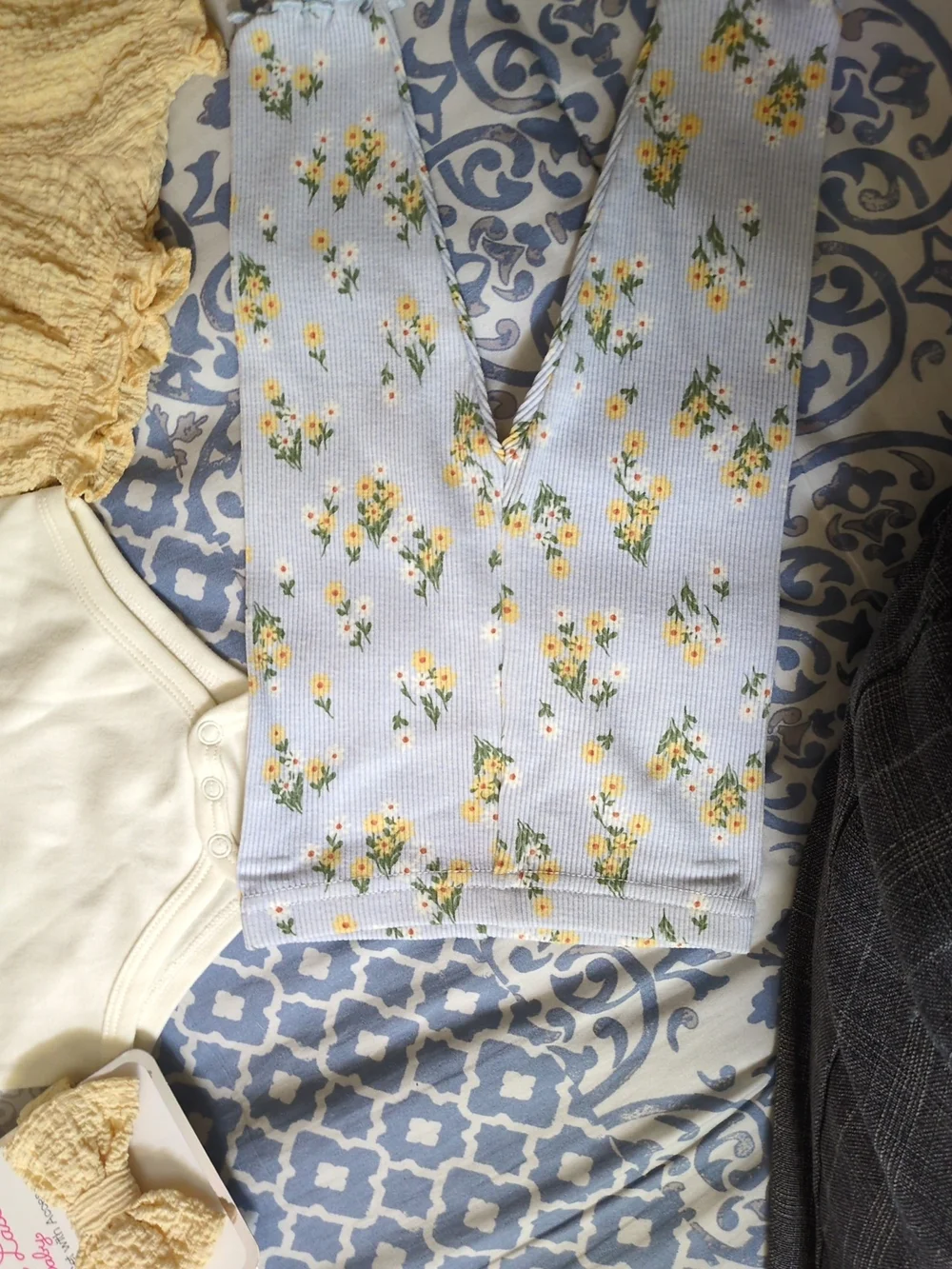 Little Lass 4 PC Yellow Ruffle Bloomer/Headband Set with Floral Leggings 3/6M
